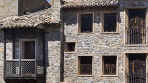 Un edificio in pietra con numerose finestre e balconi.