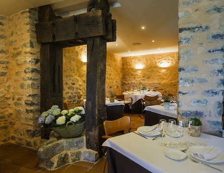 Breakfast, lunch and dinner served . Ligüerre Resort