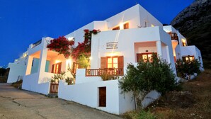 A white building with a balcony and a sign that reads "ΦΡΟΓΙΑ". - Froudi (Sifnos)