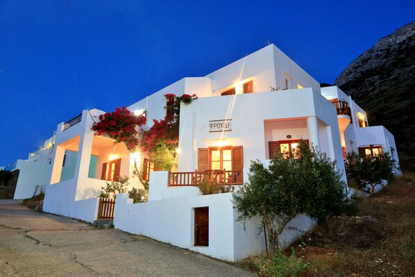 A white building with a balcony and a sign that reads "ΦΡΟΓΙΑ".