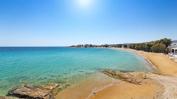 Nära stranden, solstolar, parasoller och strandhanddukar