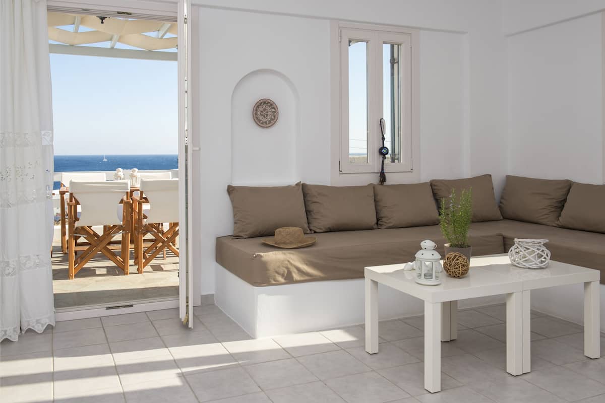 Departamento familiar, 3 habitaciones, vista al mar (Zeus) | Sala de estar | Smart TV de 32 pulgadas con canales digitales y Netflix