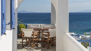 A terrace with a table and chairs, overlooking the sea. - Cleopatra Seaside Homes Paros (Paros)