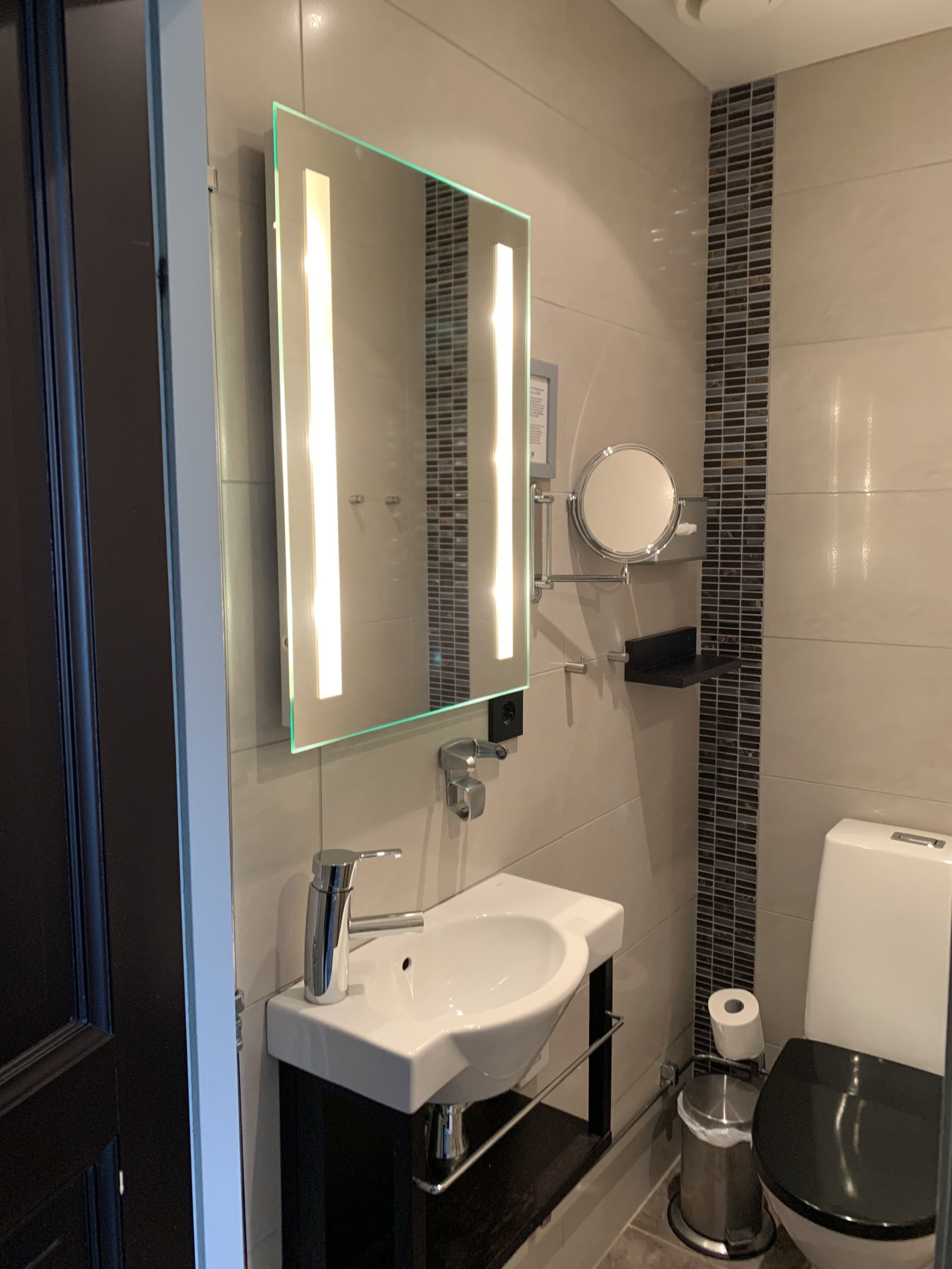 shower, rainfall showerhead, free toiletries, hair dryer