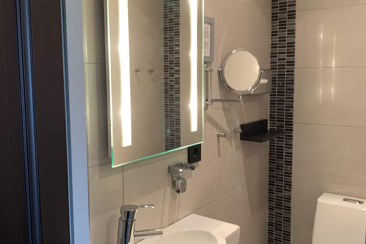 shower, rainfall showerhead, free toiletries, hair dryer