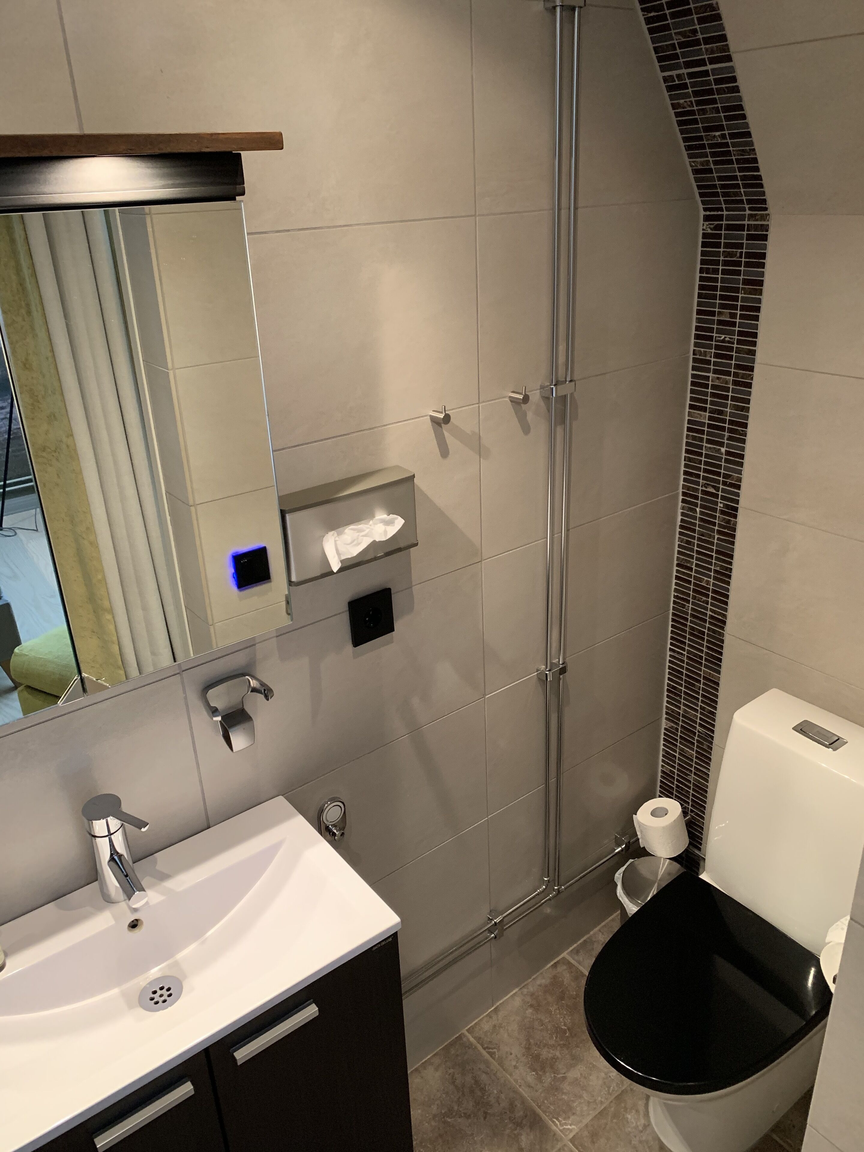 shower, rainfall showerhead, free toiletries, hair dryer