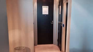 Tabla de planchar con plancha, wifi gratis y ropa de cama