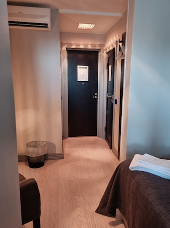 Tabla de planchar con plancha, wifi gratis y ropa de cama . Halltorps Gästgiveri