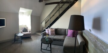 Two floor Suite with Sofa Bed | Sala de estar | Una televisión, suelo radiante