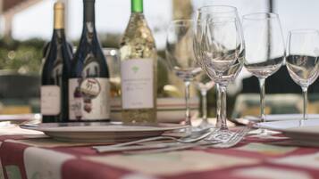 Un tavolo apparecchiato con bottiglie di vino e bicchieri, che suggerisce una zona pranzo.