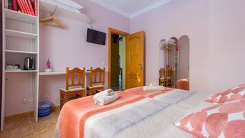 Standaard Twin kamer | Individueel gedecoreerd, individueel gemeubileerd, een bureau