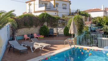 Een seizoensgebonden buitenzwembad en parasols bij het zwembad