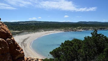 Una spiaggia nelle vicinanze