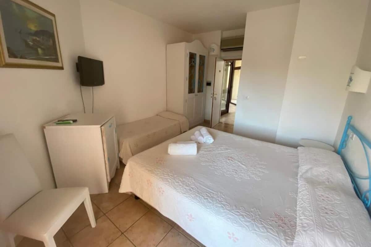 Chambre Triple | Minibar, coffres-forts dans les chambres, bureau, Wi-Fi gratuit