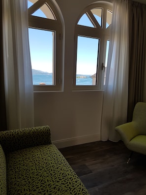 Suite, 1 letto queen con divano letto, vista lago | Area soggiorno | TV