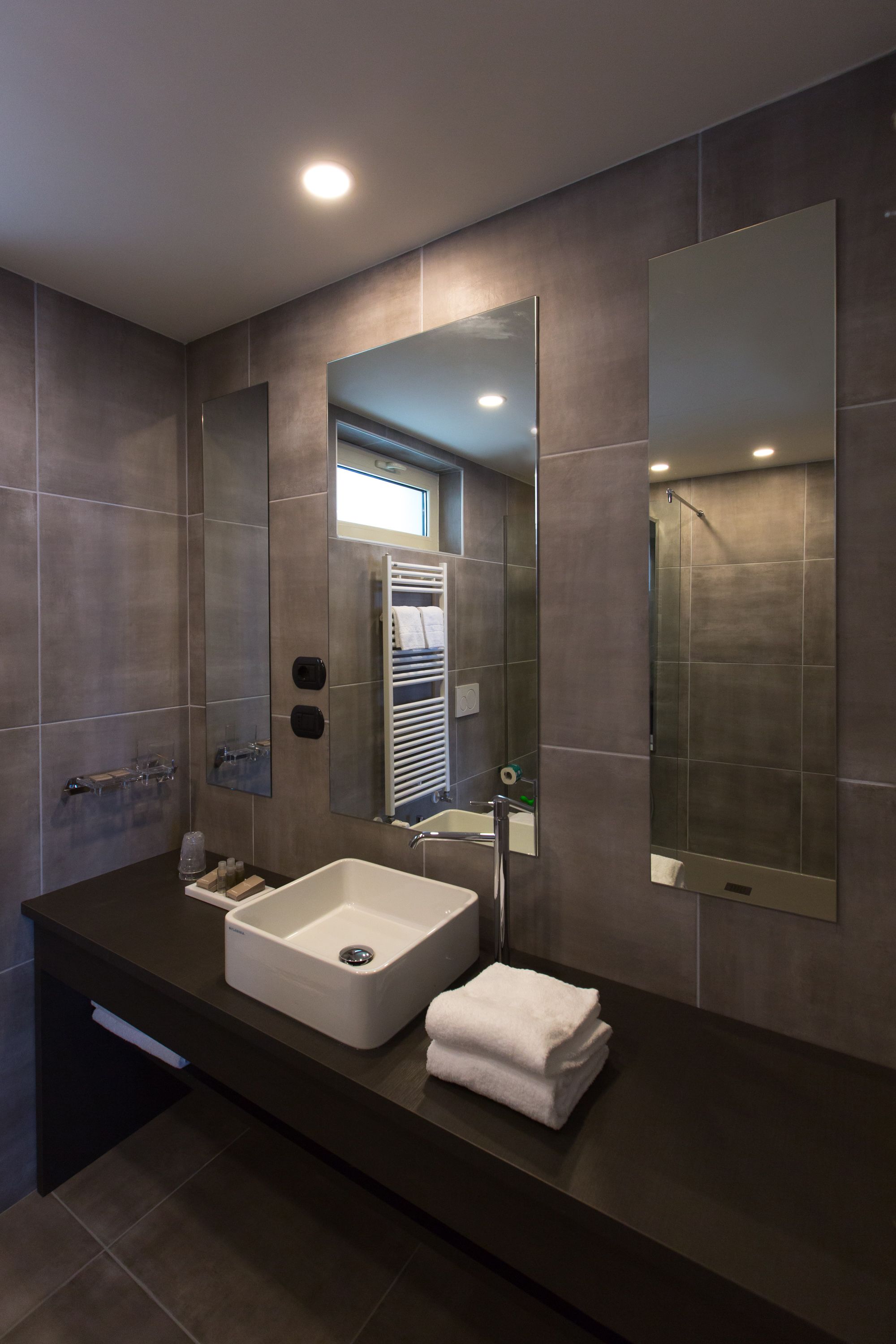 shower, free toiletries