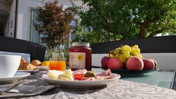 Petit-déjeuner buffet servi tous les jours en supplément