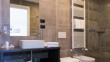 Deluxe kamer, 1 slaapkamer, uitzicht op meer | Badkamer | Een douche, een hydromassagedouche, gratis toiletartikelen