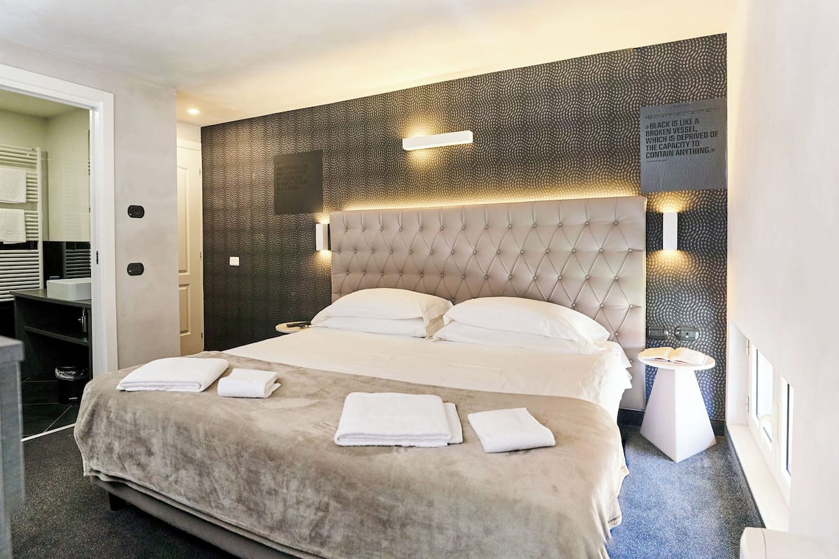 deluxe suite, multiple beds, lake view | 2 bedrooms, premium bedding, pillow-top beds, minibar