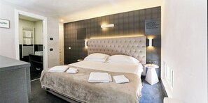 Exklusiv svit - 2 sovrum - sjöutsikt | Sängtillbehör av högsta kvalitet, duntäcken, bäddmadrasser och minibar