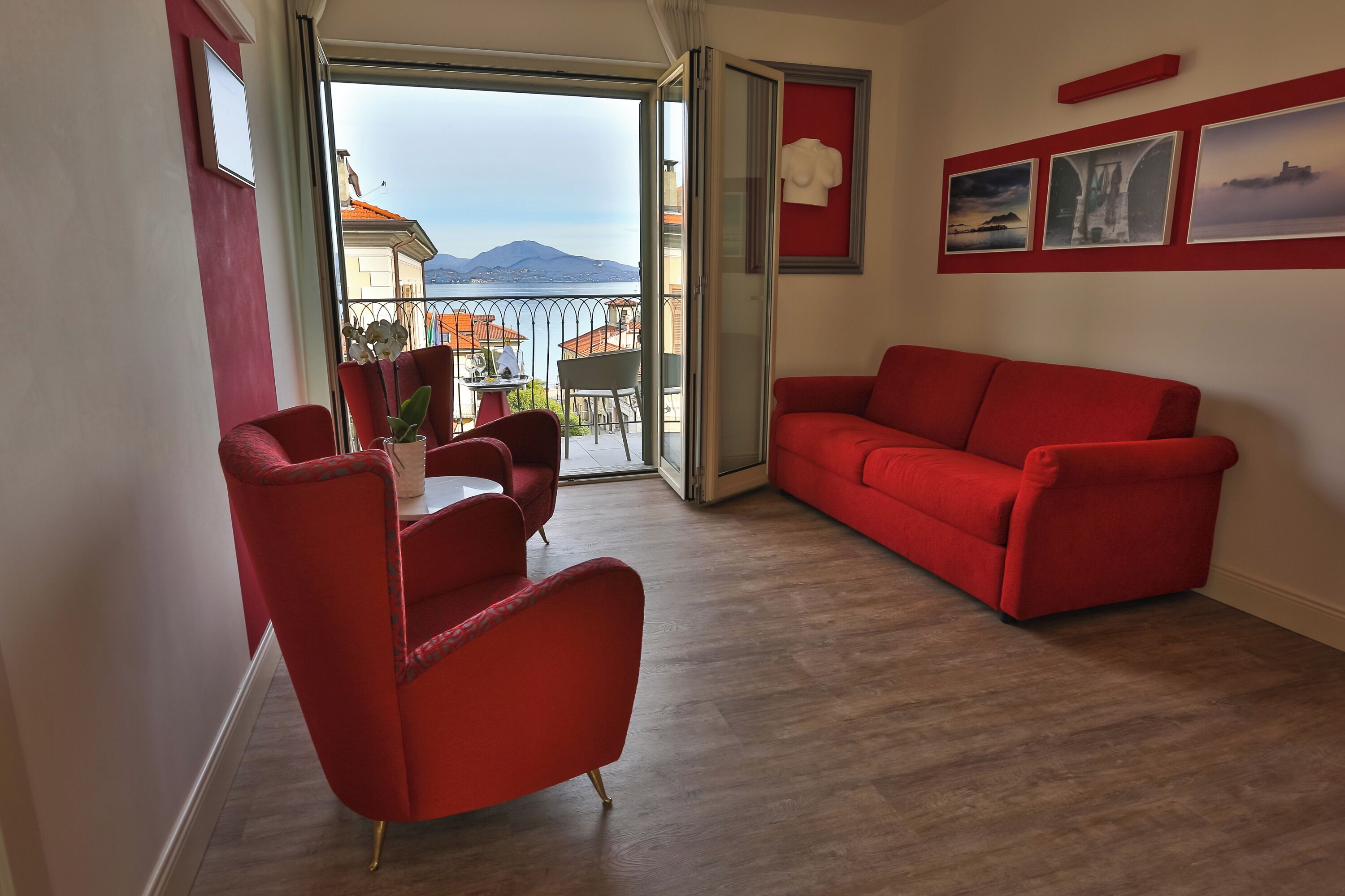 Suite, 1 King Bed with Sofa bed, Lake View | Living area | TV