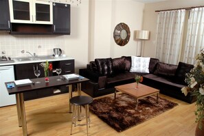 Fridge, stovetop, electric kettle, cookware/dishes/utensils - Airport Residence Kurtkoy (Istanbul)