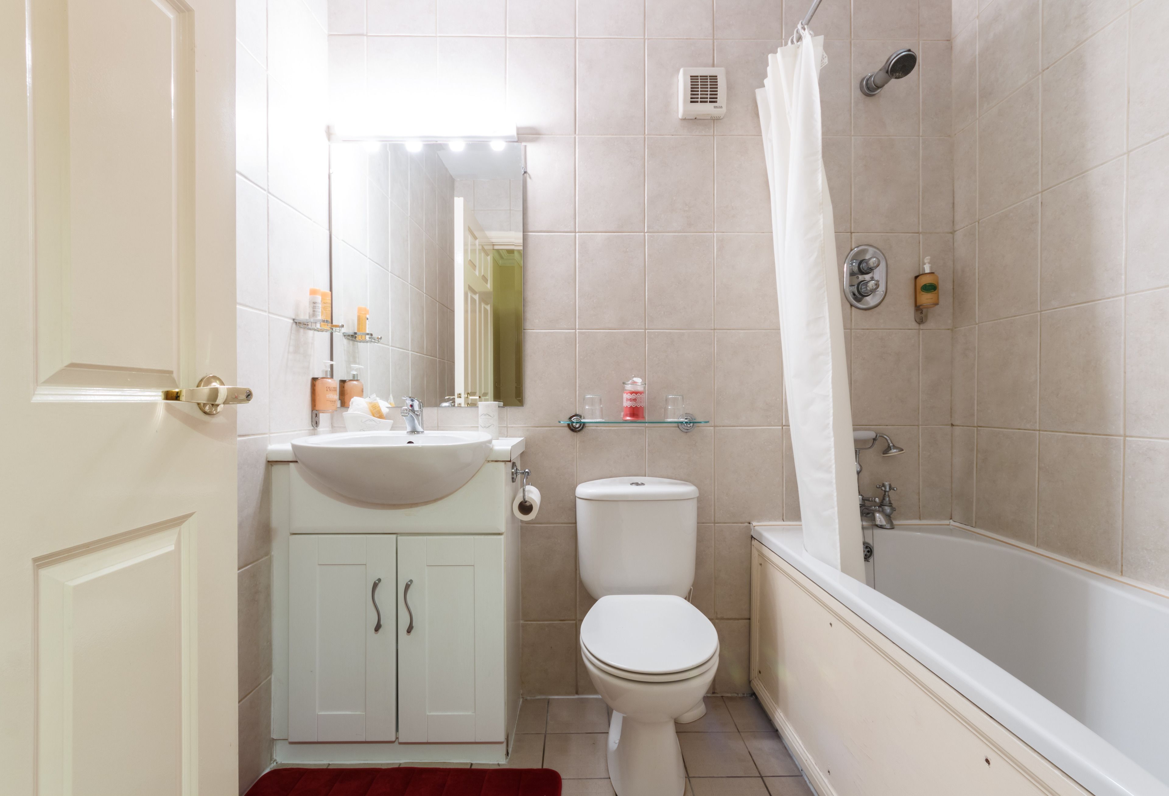 Ein Badezimmer mit Waschbecken, Toilette und Badewanne.