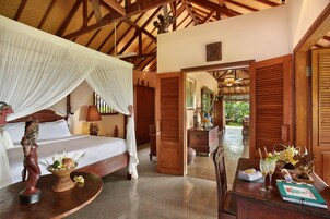 Minibar, escritorio y espacio para trabajar con laptop 