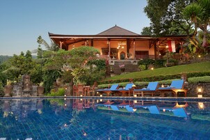 Una piscina al aire libre