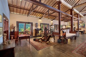 Familie tweepersoonskamer, 2 slaapkamers, gedeeltelijk uitzicht op zee, uitzicht op gebergte | Woonruimte | Flatscreentelevisie