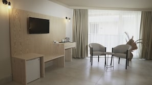QUAD ROOM | 1 camera, minibar, una cassaforte in camera, una scrivania