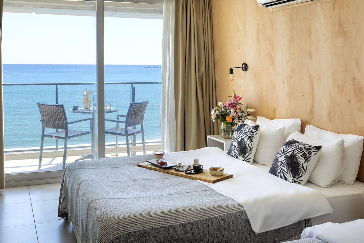 OCEAN ROOM ,SEA VIEW | Een minibar, een kluis op de kamer, een bureau, geluiddichte muren