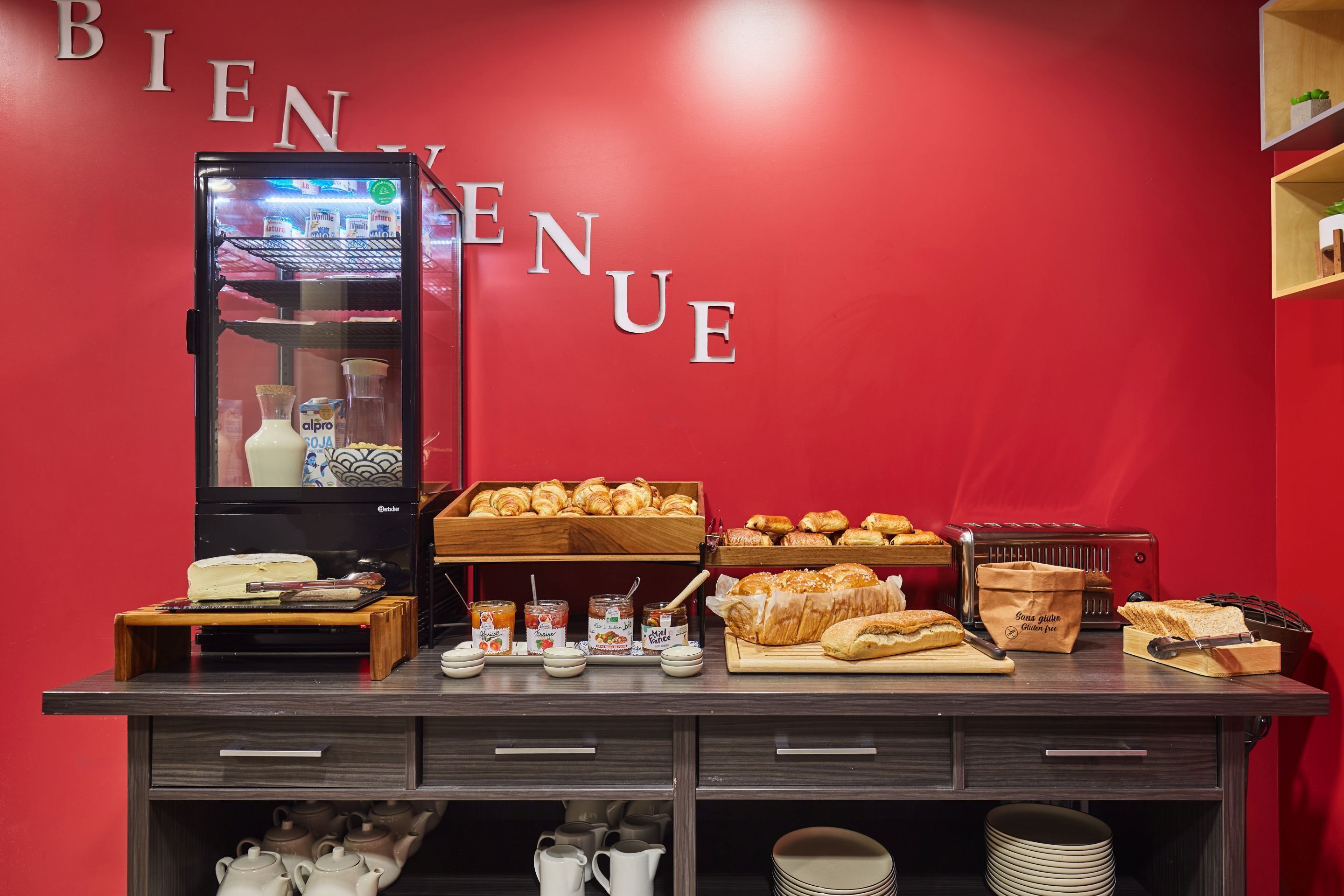 Bữa sáng buffet hàng ngày (14 EUR/mỗi người) 