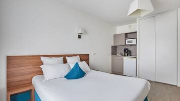 Standard Studio (2 People) | Private kitchenette | Fridge, microwave, stovetop, electric kettle