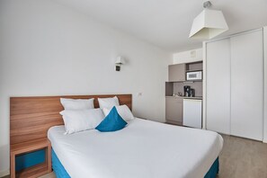 Studio Standar (2 People) | Dapur kecil pribadi | Lemari es, microwave, kompor, dan ketel listrik