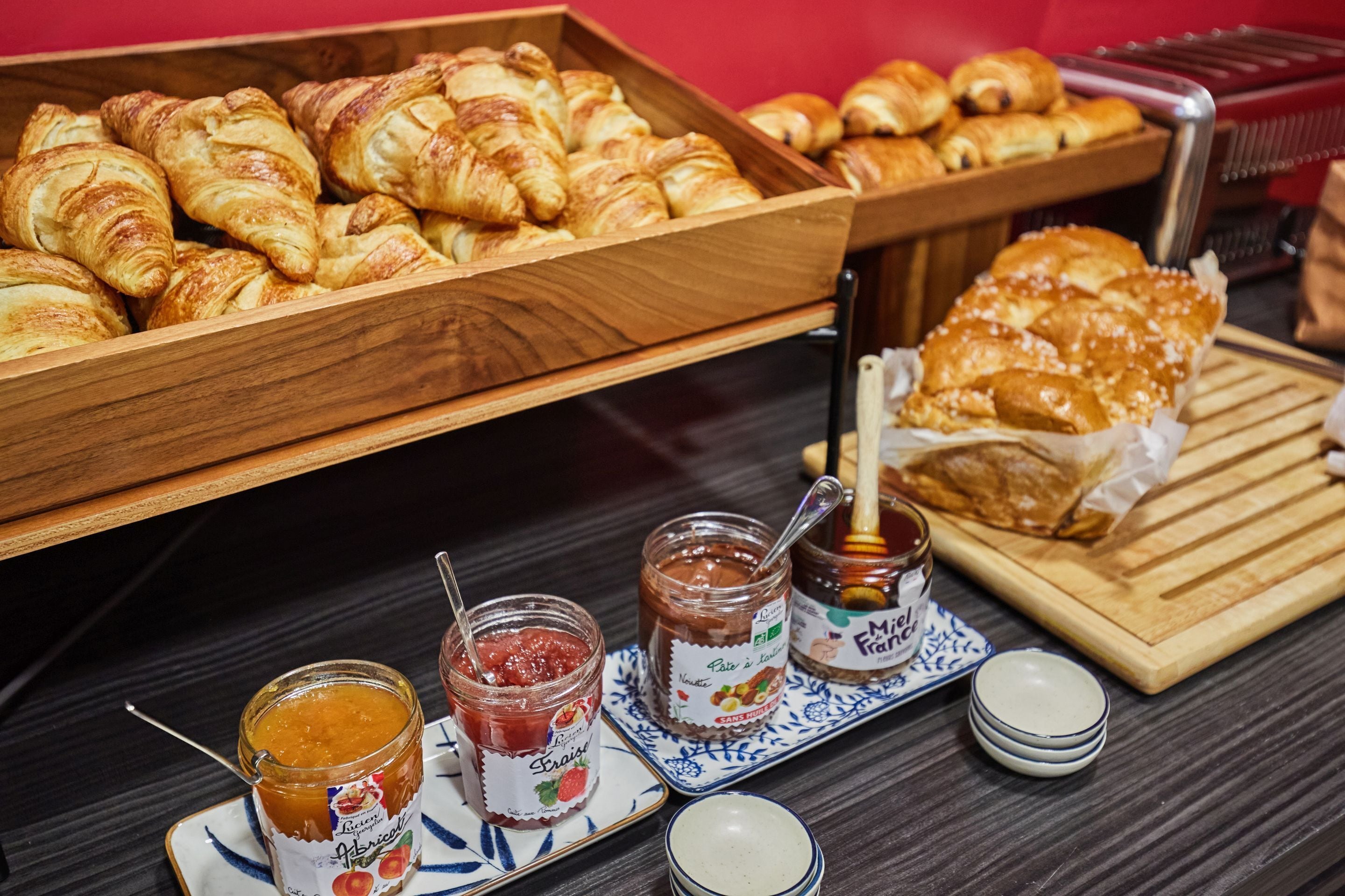 Buffet de l'esmorzar amb croissants, confitures i mel.