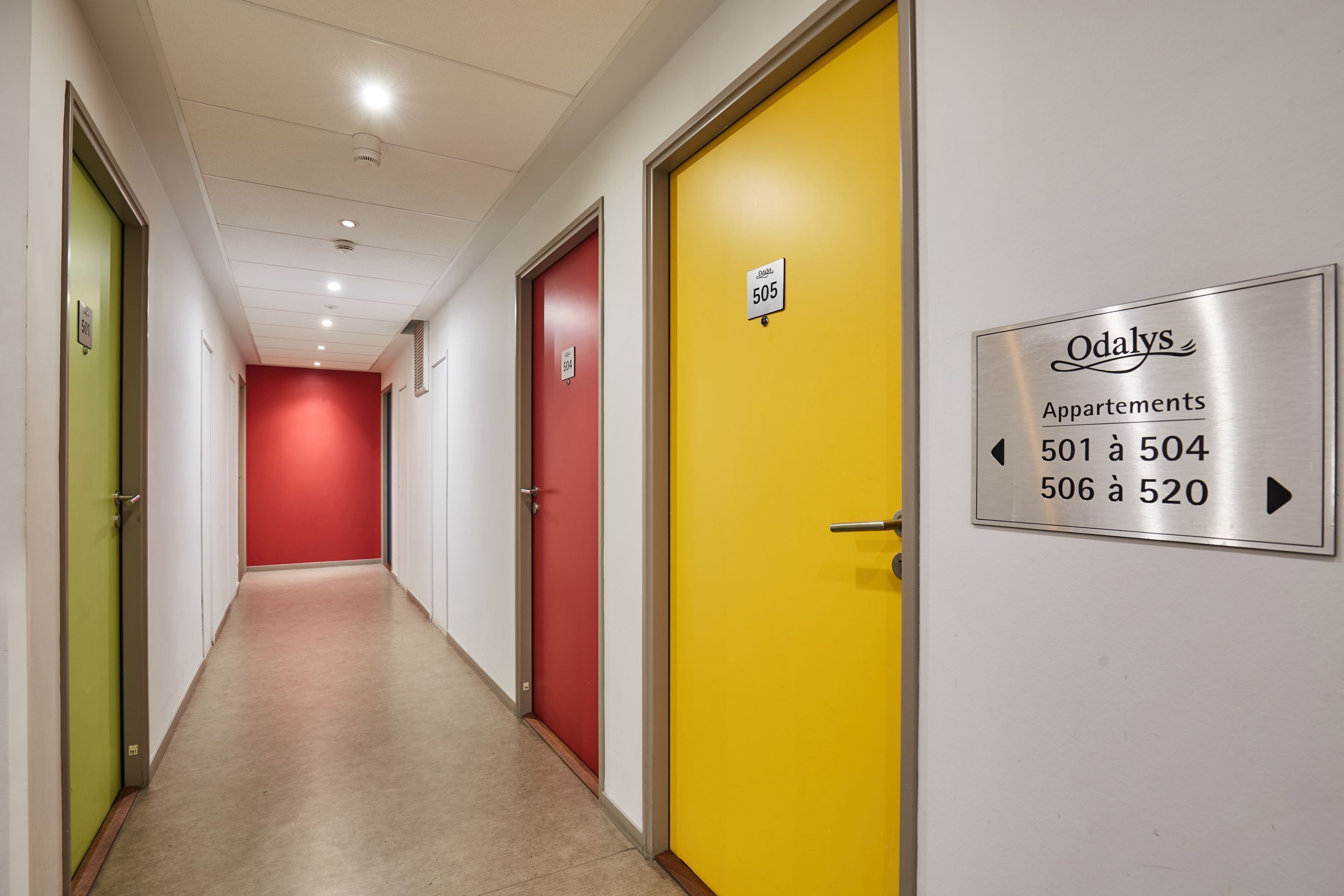 Een gang met deuren genummerd van 501 tot 520, wat wijst op een reeks appartementen.