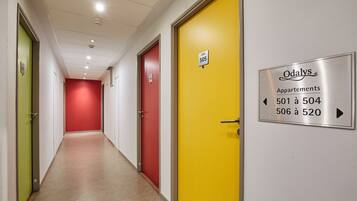 Een gang met deuren genummerd van 501 tot 520, wat wijst op een reeks appartementen.