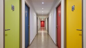 A hotel corridor with doors numbered 518, 519, and 520. - Appart'hôtel Odalys City Campus - Paris Rueil Malmaison (Rueil-Malmaison)