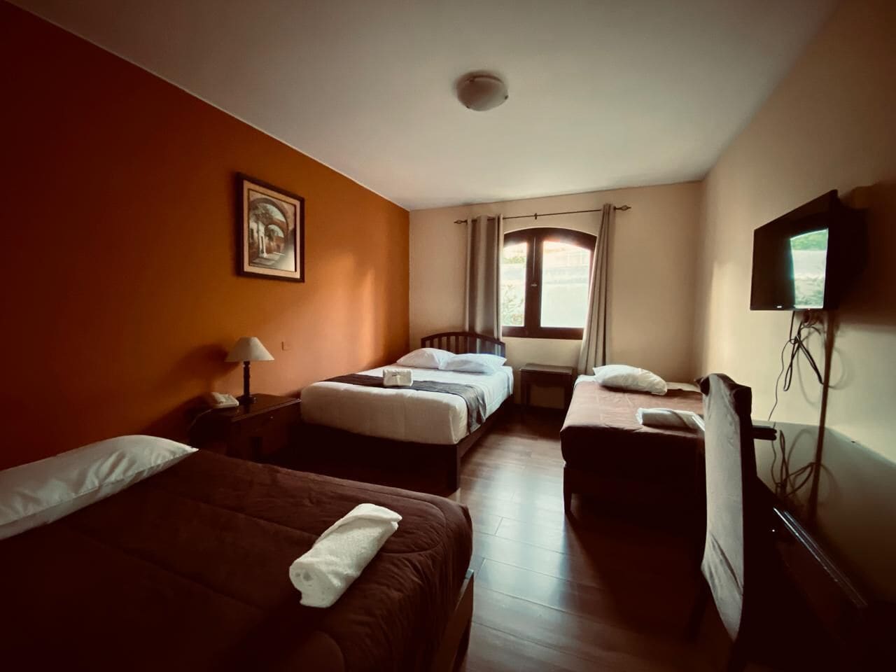 Quarto triplo standard, 3 camas de solteiro | Frigobar, cofres nos quartos, escrivaninha, Wi-Fi de cortesia