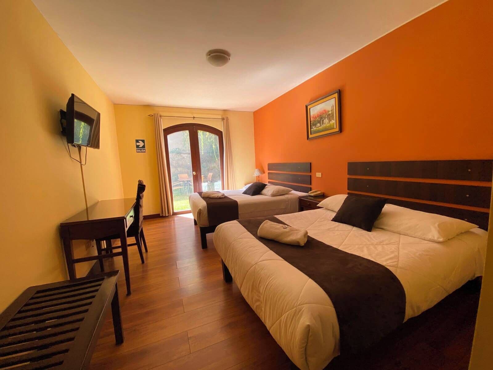 Quarto casal standard, 2 camas de solteiro | Frigobar, cofres nos quartos, escrivaninha, Wi-Fi de cortesia