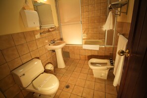 Standard Room, 1 Queen Bed | Bathroom | Shower, free toiletries, hair dryer - Hotel Meliana (Arequipa)