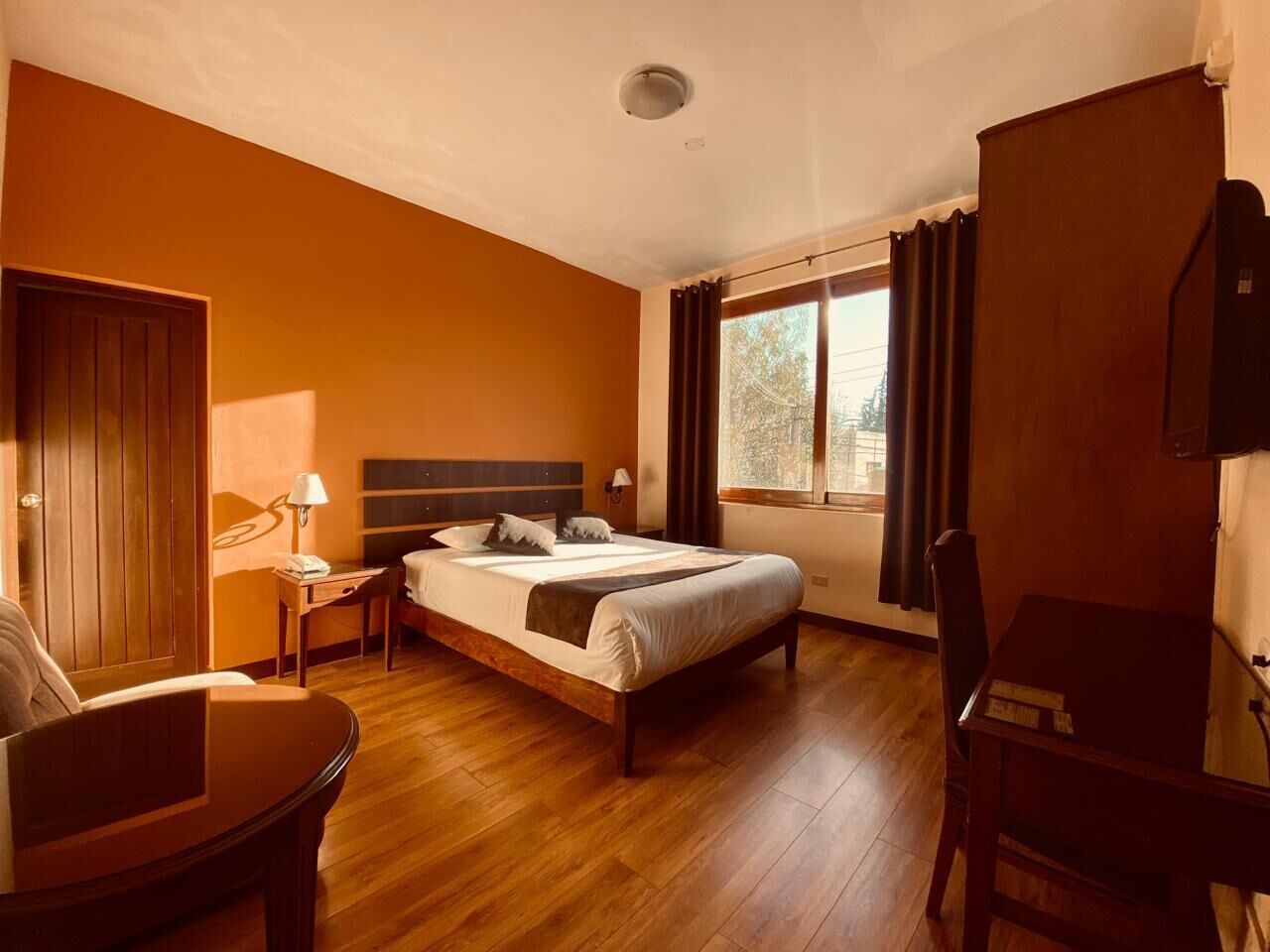 Quarto standard, 1 cama Queen | Frigobar, cofres nos quartos, escrivaninha, Wi-Fi de cortesia