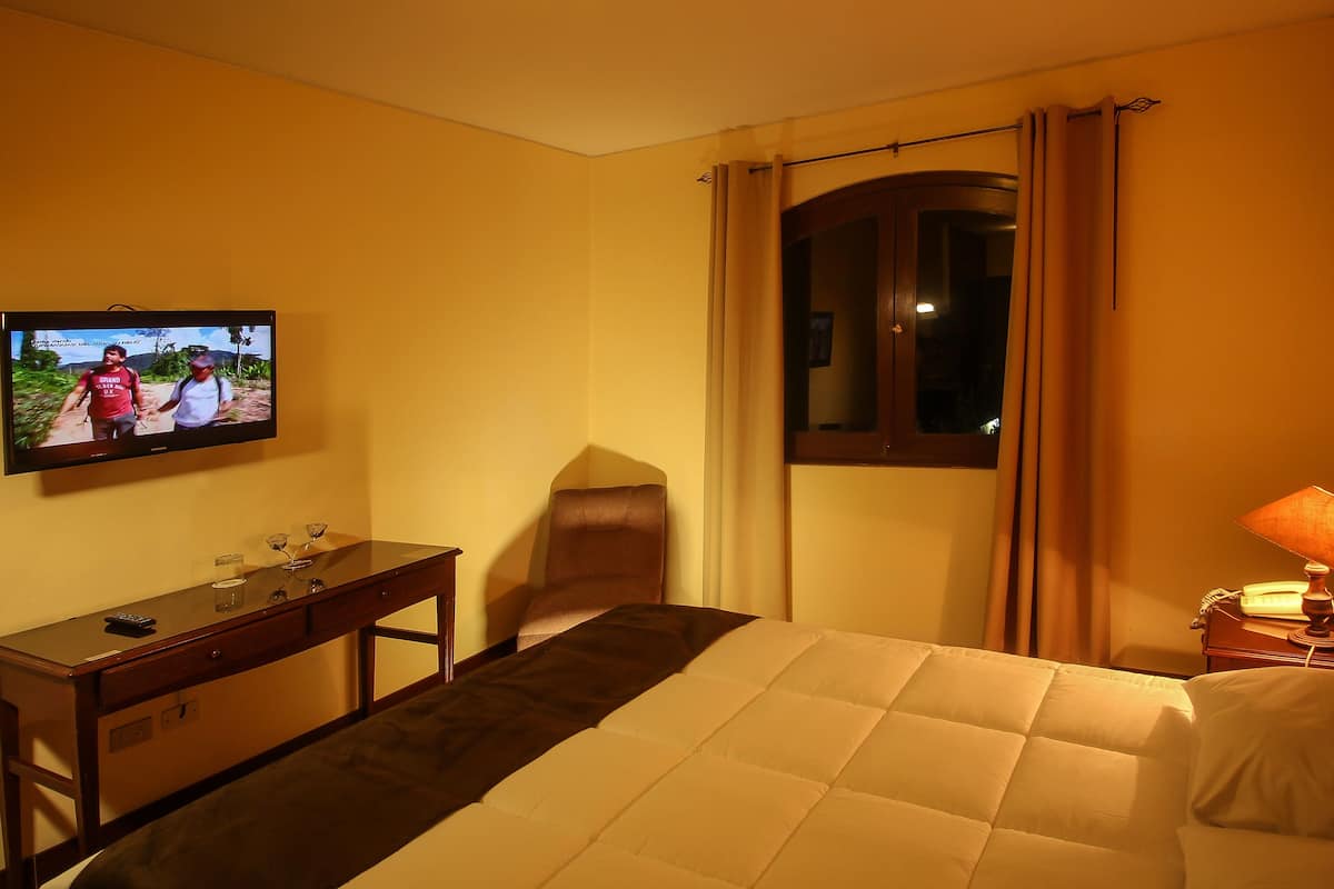 Habitación estándar | Minibar, caja fuerte, escritorio y wifi gratis