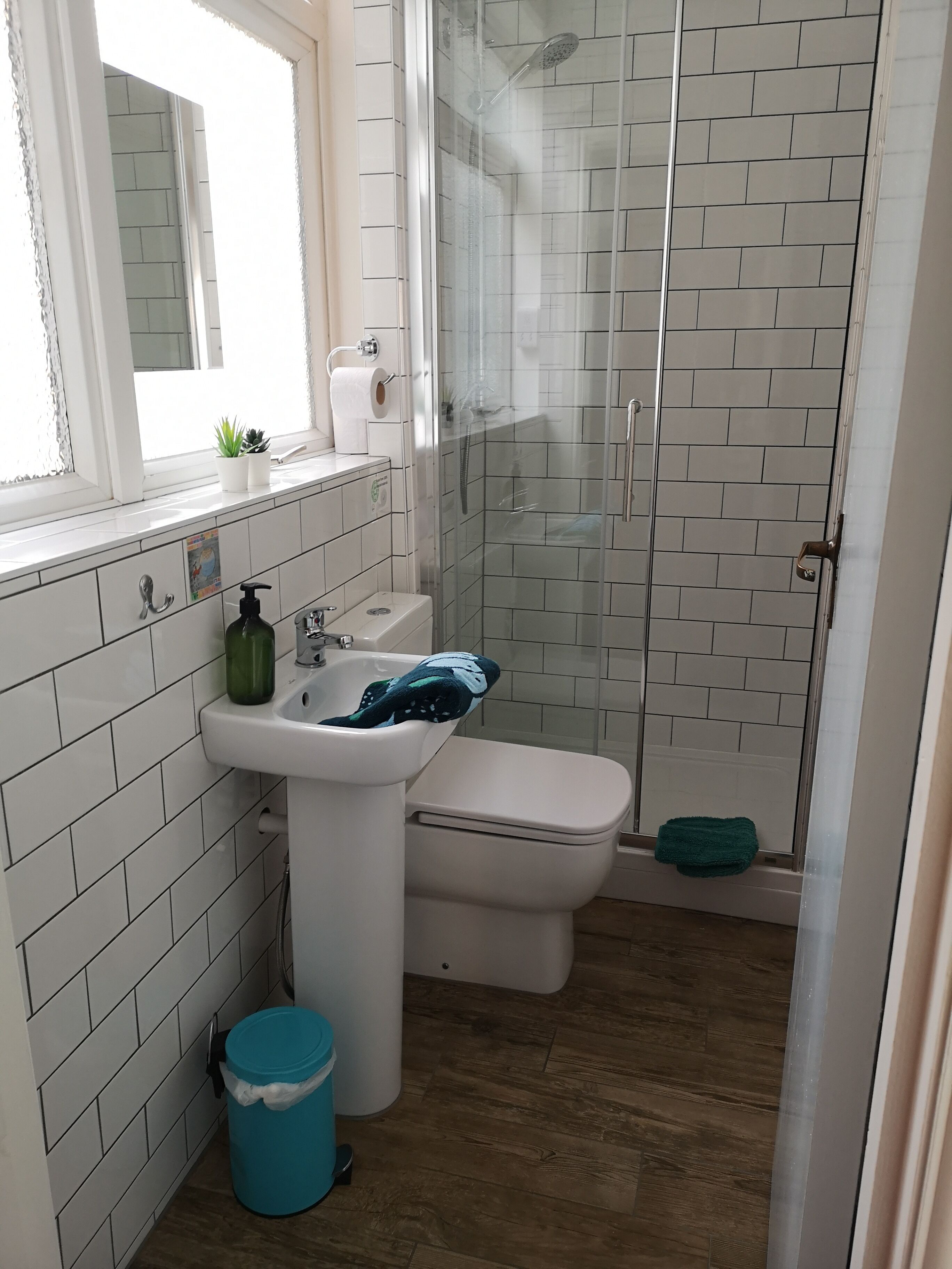 Chambre Double Deluxe | Salle de bain | Douche, serviettes fournies