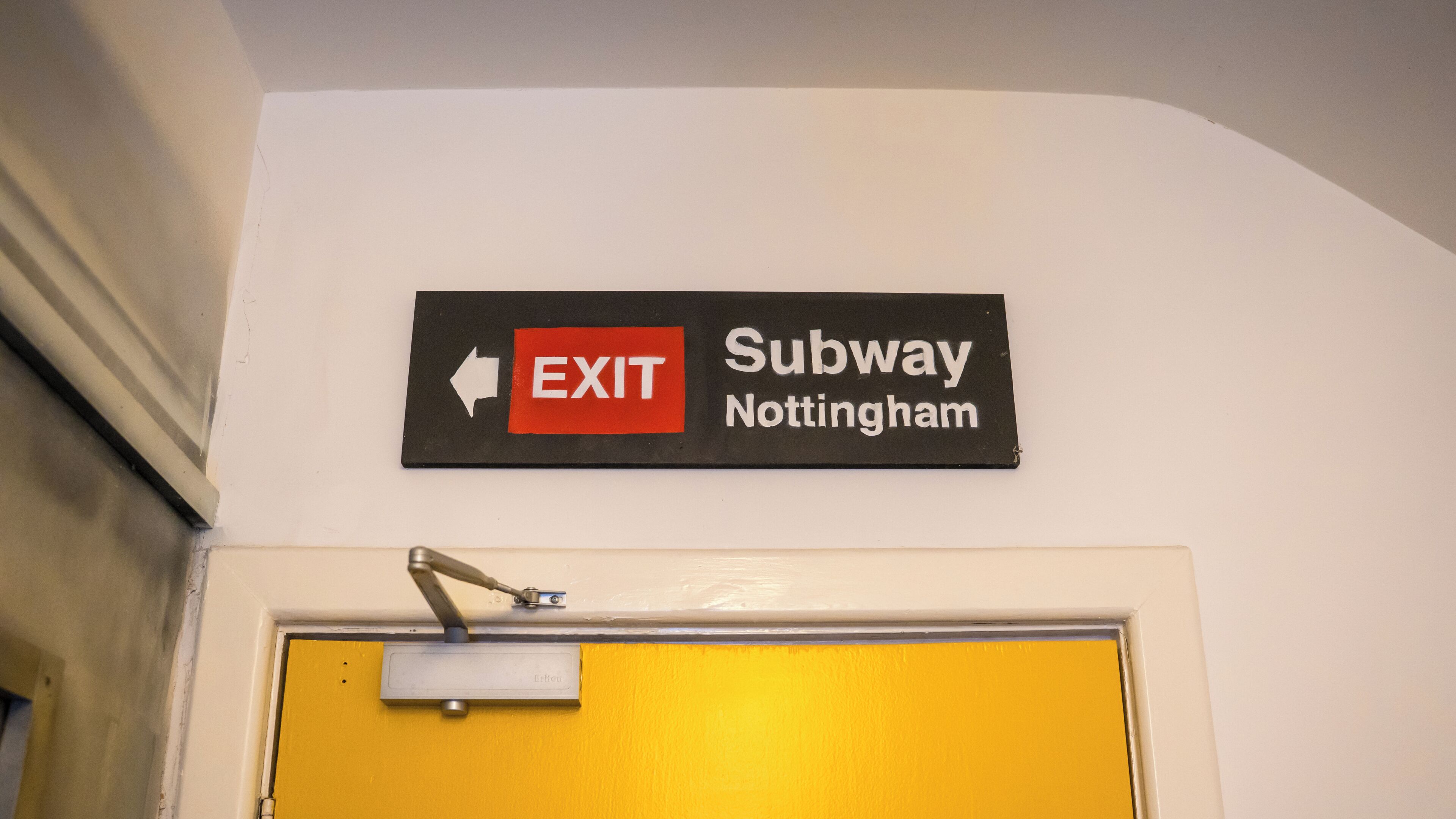 Señal que indica la salida a Subway Nottingham.