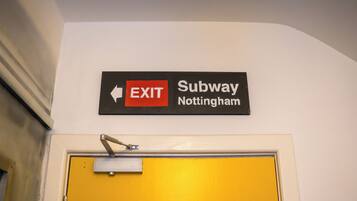 Schild, das einen Ausgang zur Subway Nottingham weist.