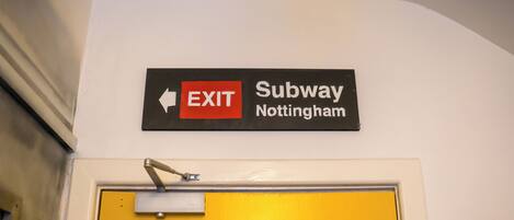 Señal que indica la salida a Subway Nottingham.