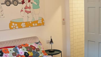 Quarto casal superior | Cortinas blackout, roupa de cama