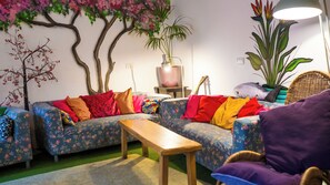 TV - Igloo Hybrid - Hostel (Nottingham)